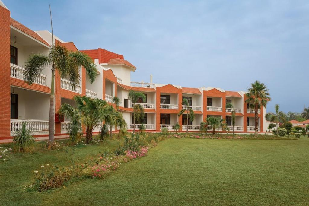 Naturoville Wellness Resort Rishikesh - Surrounded By Nature, Rooted In Wellness Doiwala Bagian luar foto